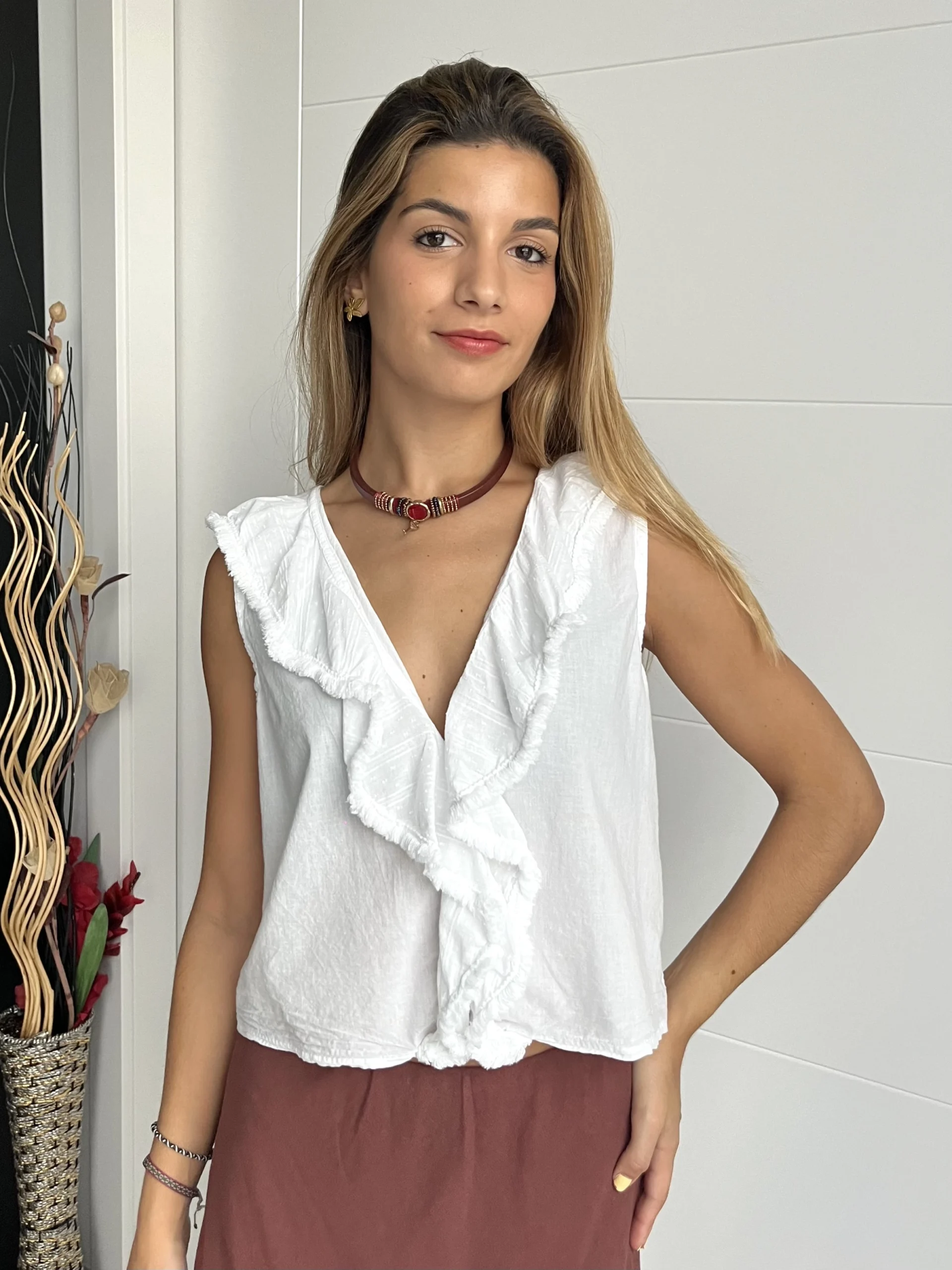 img-5950 Blusa Blanca Volantes Deshilachada - Imagen 1