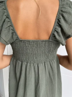 Vestido Corto Drapeado Verde Caqui - Imagen 9