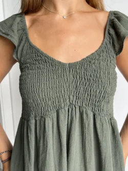Vestido Corto Drapeado Verde Caqui - Imagen 10