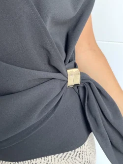 Blusa Negra Detalle Dorado - Imagen 8