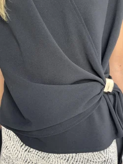 Blusa Negra Detalle Dorado - Imagen 7