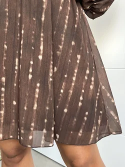 Vestido Corto Gasa Marrón - Imagen 11