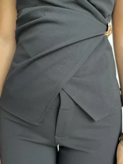 Blusa Cruzada Negra Detalle Dorado - Imagen 9