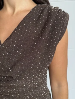 Espalda del vestido largo chocolate con destellos.