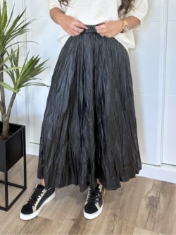 Outfit elegante con falda polipiel negra midi y estilo casual chic.