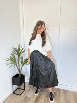 Jersey blanco de punto con detalle de lentejuelas y cuello redondo.