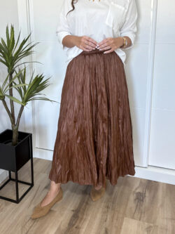 Look con falda midi marrón polipiel para mujer