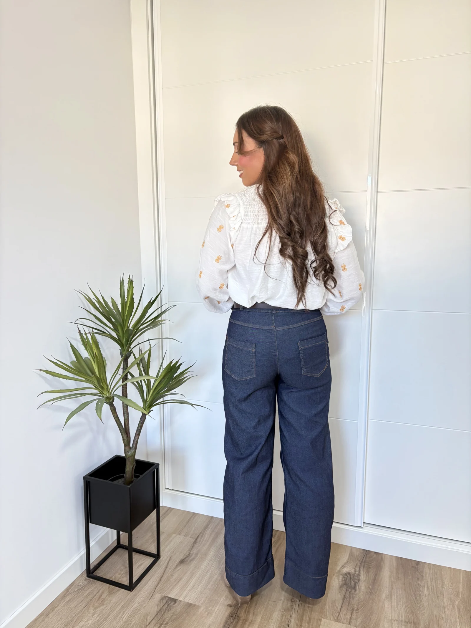 Vaquero oscuro elástico mujer vista trasera