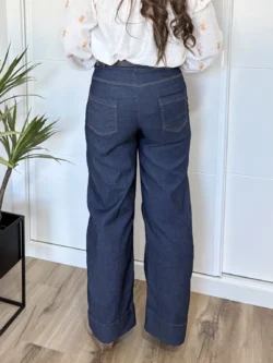 Vaquero oscuro elástico mujer vista trasera