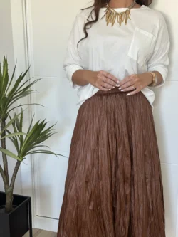 Falda polipiel arrugada marrón estilo casual chic