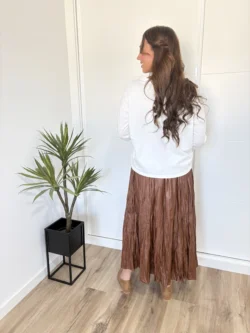 Moda otoño falda midi polipiel marrón versátil