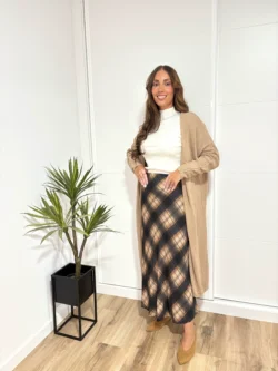 falda midi cuadros beige combinada con cardigan largo Azalea