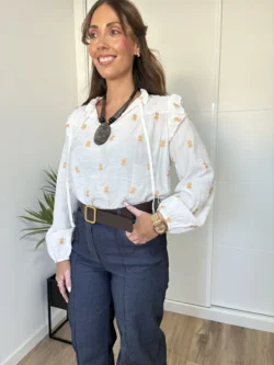 Blusa Romántica Bordados Mostaza - Imagen 4