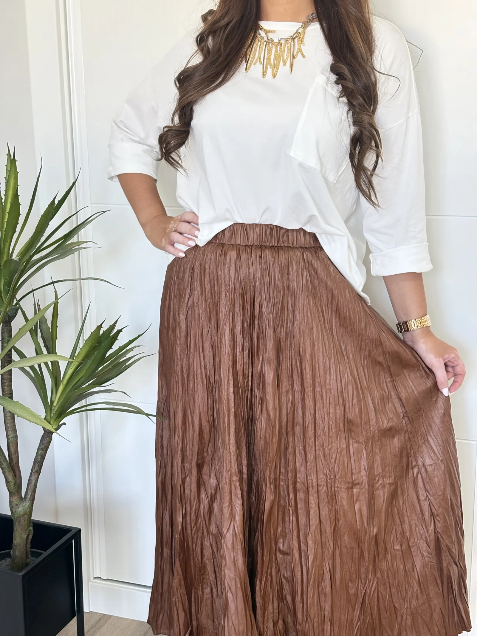 Falda midi polipiel marrón arrugada elegante mujer