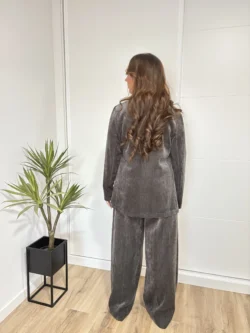 Moda mujer conjunto traje gris aterciopelado sofisticado