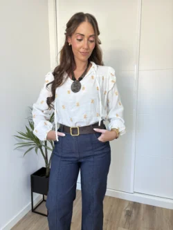 Vaquero oscuro elástico mujer con blusa blanca