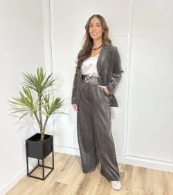 Traje aterciopelado gris con americana y pantalón ancho