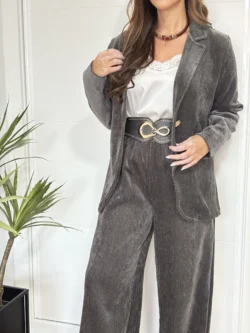 Conjunto de americana y pantalón aterciopelado gris casual chic