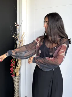 Primer plano de la manga abullonada en tul transparente con estampado floral