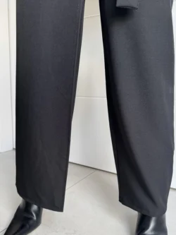 Bajo recto de pantalón negro combinado con botines en punta.