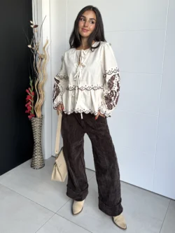 Blusa beige bordada manga larga boho chic con pantalón marrón y bolso beige