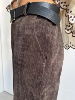 Pantalón de terciopelo marrón con bolsillos laterales.