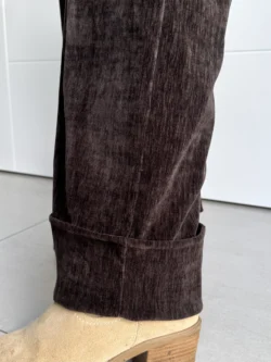 Pantalón de terciopelo marrón con vuelta en el bajo.