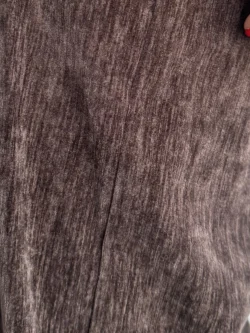 Primer plano del tejido de terciopelo marrón.