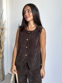Modelo con Chaleco de pana chocolate sin mangas abotonado