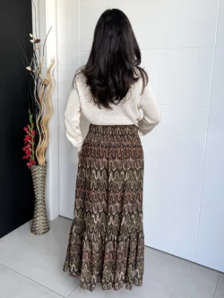 Vista trasera de falda larga estampada geométrica con cintura elástica fruncida.