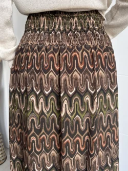 Primer plano de la cintura elástica fruncida de la falda estampada.