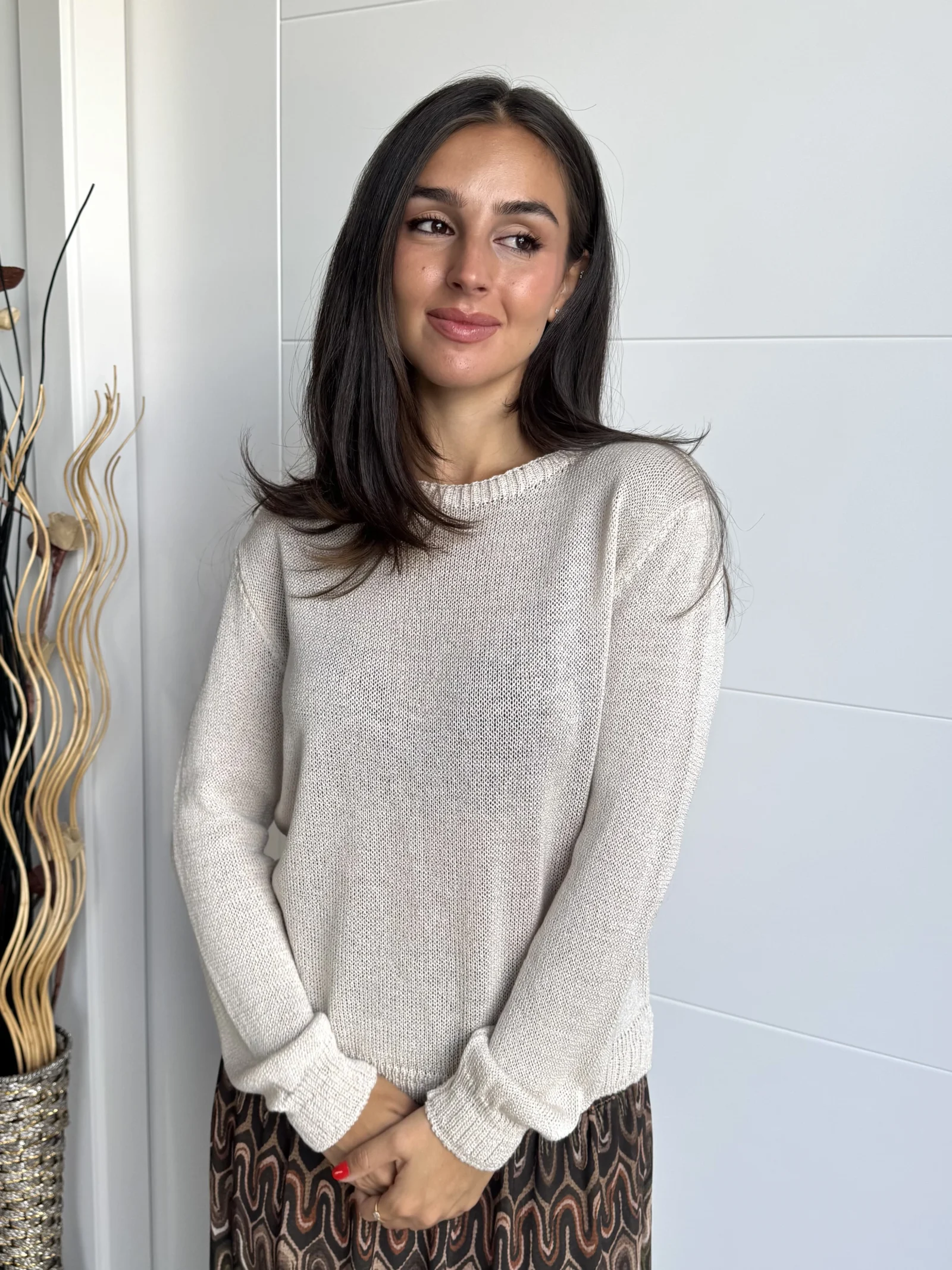 Modelo de frente con Jersey Punto Suave Manga Larga Beige