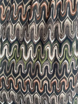 Primer plano del estampado geométrico de la falda en colores marrón, verde y naranja.