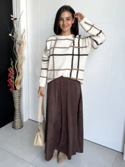 Jersey beige de punto con estampado de cuadros marrones, estilo casual.