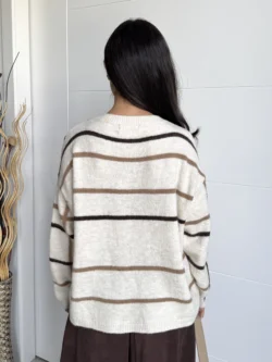 Jersey beige con estampado de rayas y cuadros marrones visto desde atrás.