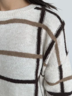 Jersey de punto beige con cuello redondo y estampado de cuadros marrones.
