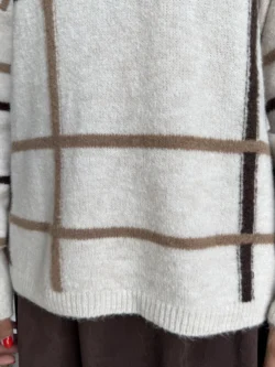 Jersey cuadros beige con detalle inferior en punto suave.