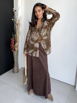 Camisa marrón con estampado floral vista de perfil, corte oversize y manga larga.