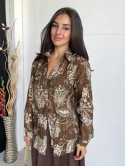 Mujer vistiendo Camisa bohemia con estampado floral y strass dorado, vista frontal.