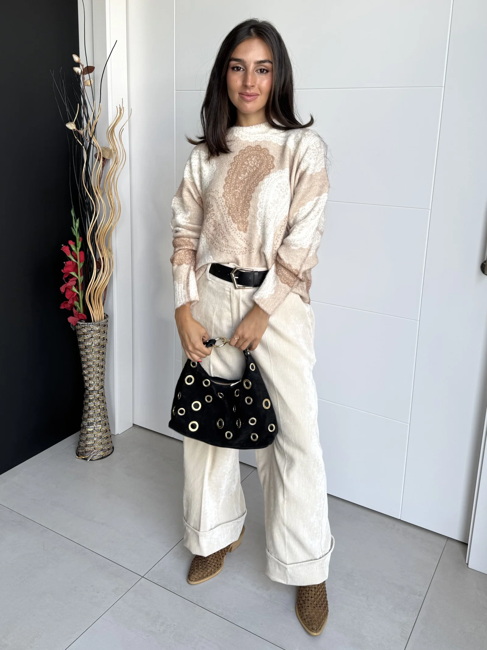 Modelo luciendo jersey beige estampado paisley, corte