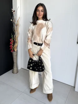 Modelo luciendo jersey beige estampado paisley, corte