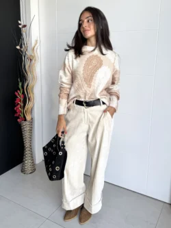 Look completo con Pantalón Ancho Satén Beige satinado y jersey estampado
