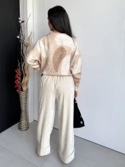 Vista trasera pantalón ancho beige satinado de mujer