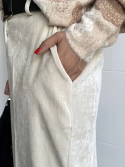 Detalle bolsillo lateral pantalón ancho beige satinado mujer