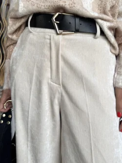 Detalle cinturilla pantalón ancho beige satinado con pliegues frontales