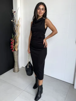 Mujer con Vestido Midi Negro Cuello Drapeado