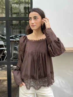 Blusa Jareta Satinada Boho en Chocolate - Imagen 3