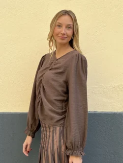 Blusa Fruncida Manga Farol Sedeta en Cholocate - Imagen 2