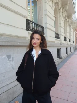 Chaqueta Negra Minimal con Cremallera