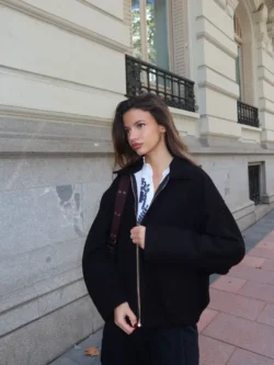 Chaqueta Negra Minimal con Cremallera - Imagen 2